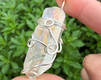 Angel Aura Quartz Crystal Point Halskette, Regenbogen Aura Quarzstein Schmuck, schillernder Stein Anhänger, Silber Boho Halskette
