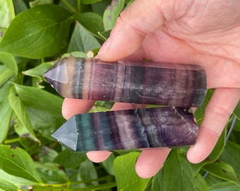 レインボーフローライトクリスタルタワー：縞模様の宝石オベリスク