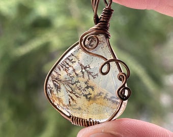Colar com pingente de ágata musgo envolto em arame: joia de cristal do chakra cardíaco