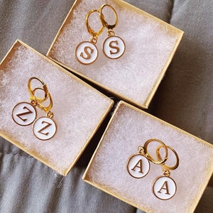 Brincos de argola com letra inicial, brincos personalizados de aço inoxidável, presente de joia personalizado para mulheres, brincos divertidos e peculiares, presente de graduação