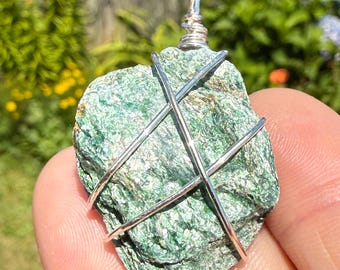 Green Fuchsite Stone Necklace, Heart Chakra Crystal Pendant for Meditation Compassion Attraction Love Wealth