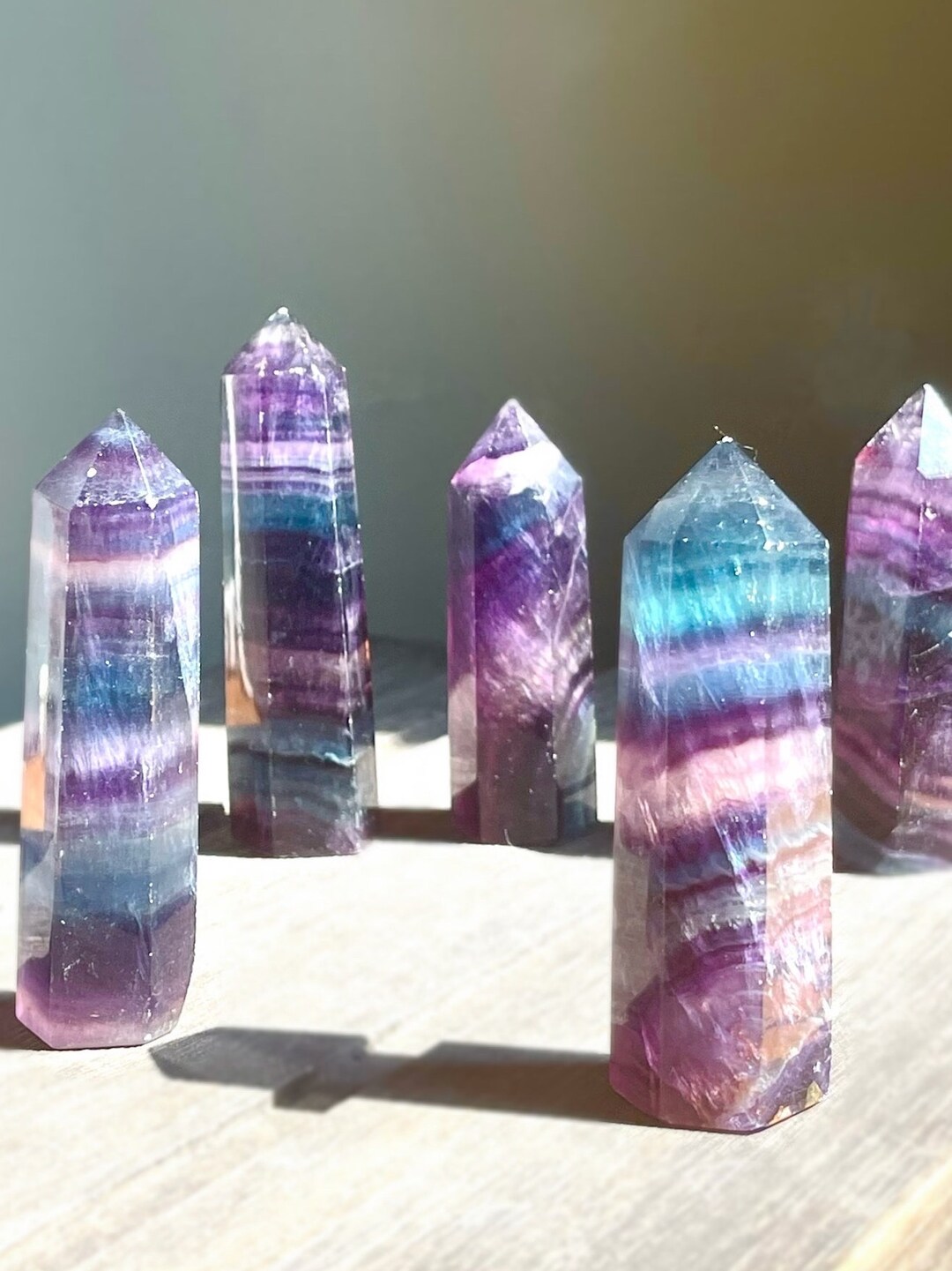 レインボーフローライトクリスタルタワー：縞模様の宝石オベリスク
