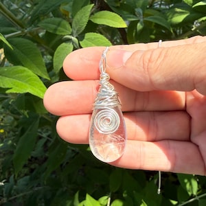 Natuurlijke heldere kwarts druppelvormige spiraalhanger, heldere kwarts ketting, sterling zilveren hanger, sieraden, kroonchakra steen, helderheid en heling