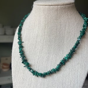 Malachite Crystal Chip Beaded Necklace, Unisex Healing Green Gemstone Jewelry, Stress Relief Jewelry