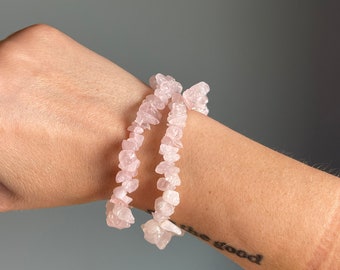 Braccialetto con schegge di quarzo rosa, braccialetto elastico con pietra dell'amore