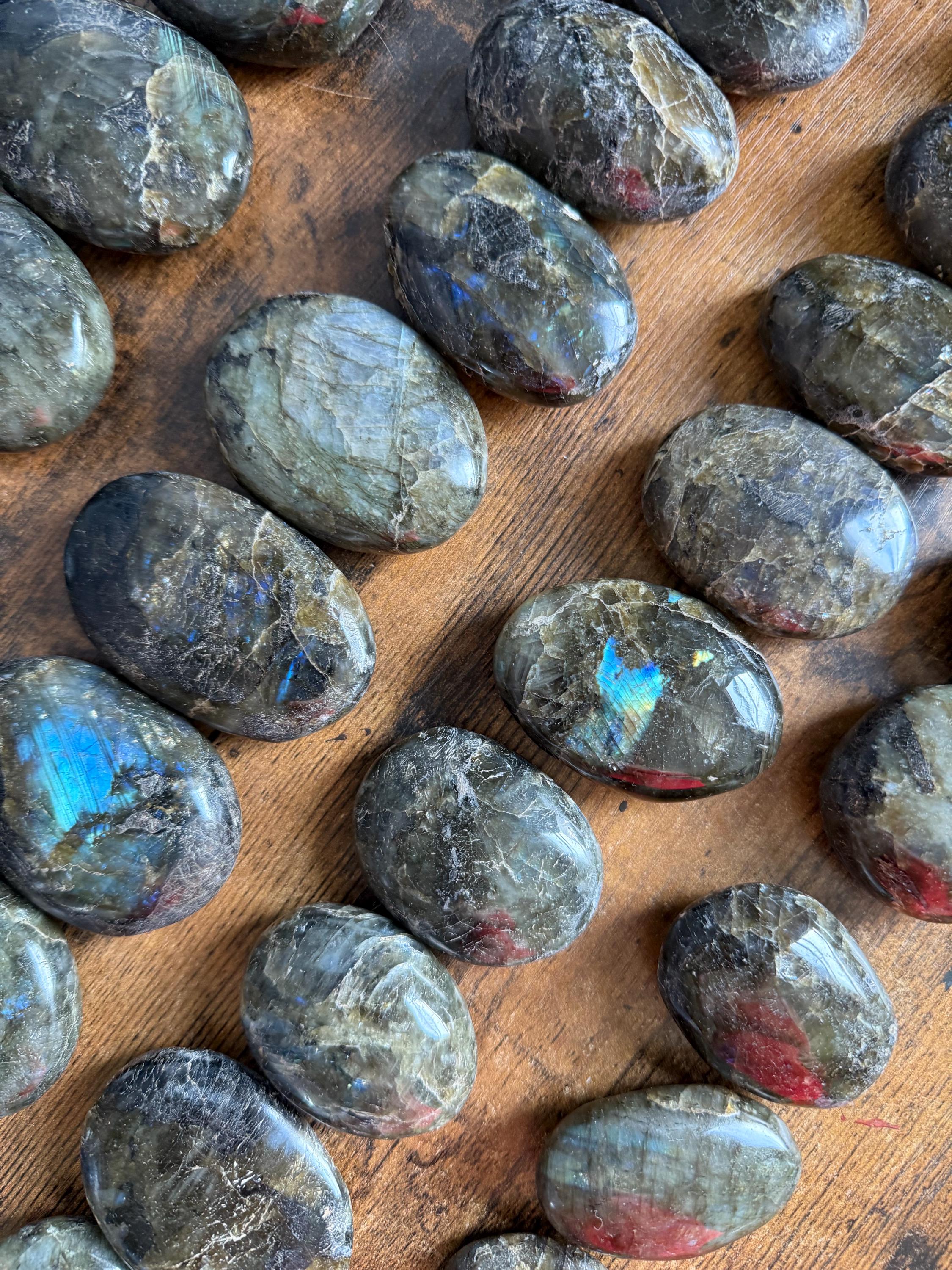 AAA ラブラドライト パームストーン - 高輝度スペクトロライト鉱物研磨