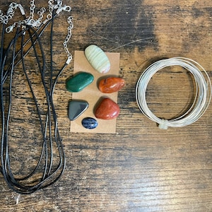 DIY Wire Wrapping Crystals Kit, handgefertigtes Kristallschmuckset für Anfänger, um 5 Halsketten als Geschenk zu machen