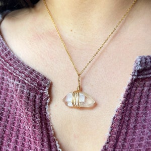 Natuurlijke kwartskristalpunt hanger ketting in goud, horizontale bergkristalpunt, helende steen cadeau, master healing sieraden