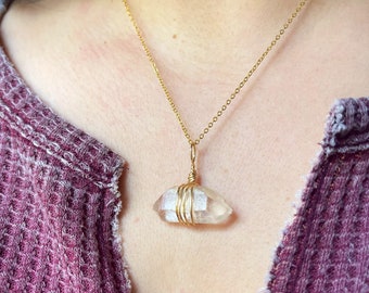 Collar con colgante de punta de cristal de cuarzo natural en oro, punta de cuarzo transparente horizontal, regalo de piedra curativa, joyería maestra de sanación