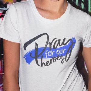 Prega per la maglietta ispirata alla sottile linea blu dei nostri eroi; T-shirt di supporto per le forze dell&#39;ordine della polizia poliziotto in taglie unisex, da donna e da ragazzo