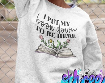 Dejé mi libro para estar aquí sudadera; Ropa inspirada en los amantes de los libros