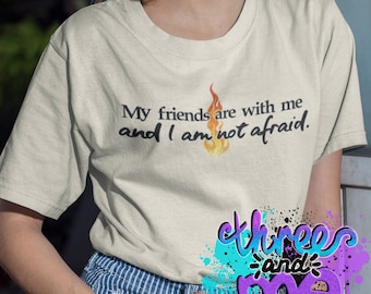 Mis amigos están conmigo y no tengo miedo camiseta inspirada; Camiseta inspirada en la llama de fantasía; Camisa temática amante del libro