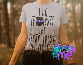 Hago FCK the Police Love My Officer Custom Badge Number Tee; Camiseta inspirada en la línea azul delgada de apoyo policial para cónyuge Unisex o para mujer