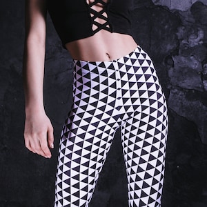 Karierte Leggings, geometrische Leggings, schwarz-weiße Leggings, Yoga-Leggings für Frauen, Grunge-Kleidung, Festival-Leggings, Streetwear