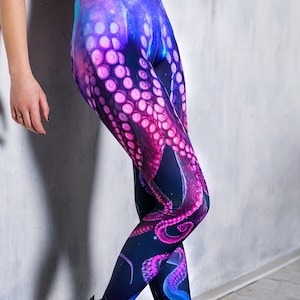 Yoga Leggings mit Oktopus Print, lila bedruckte Leggings, Leggings für Frauen, kawaii Kleidung, Leggings in Übergrößen, hoch taillierte Leggings Bild 1