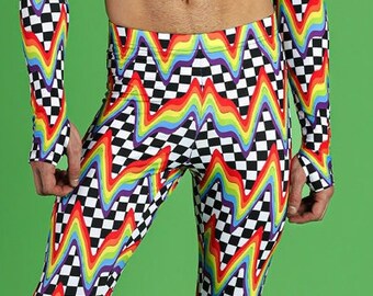 Puede incluir: Una persona lleva una camiseta corta de color negro y blanco con un estampado de arcoíris y leggings a juego. La camiseta tiene recortes en los hombros.