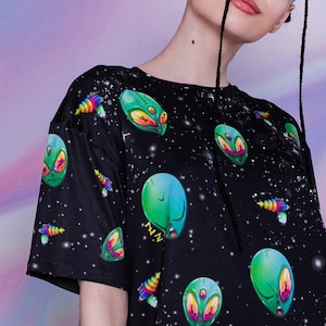 Mini abito t-shirt oversize alieno, maglietta grafica nera con alieni verdi, abbigliamento alieno, abito da maglietta alieno, abito da magliette da donna rave