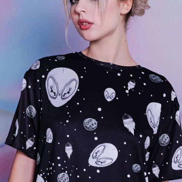 Robe T-Shirt Black Alien, tee-shirt graphique surdimensionné avec des extraterrestres, t-shirt en polyester imprimé, robe tee-shirt extraterrestre, t-shirts à manches coudées pour femmes mignonnes,