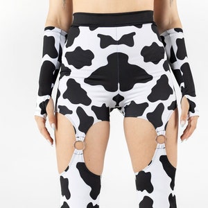Pantalones acampanados con cortes de vaca, pantalones de discoteca con estampado de vaca, pantalones de tiro alto con estampado animal, conjunto de pantalones acampanados con estampado de vaca, conjuntos para festivales, conjuntos para rave con estampado de vaca