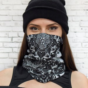 Może przedstawiać: Osoba w czarnej czapce i czarno-białej wzorzystej masce na twarz. Maska to komin z wzorem mandali. Osoba nosi czarny top z odkrytymi ramionami.
