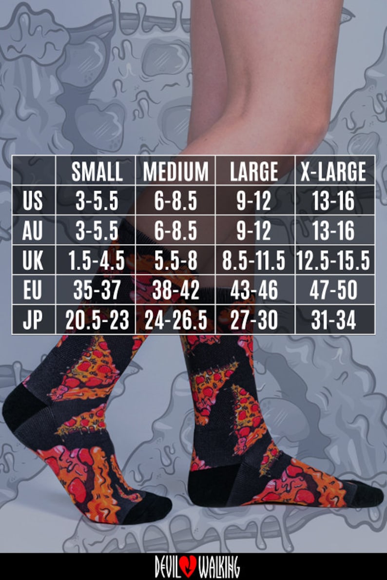 Puede incluir: Calcetines con un dise&ntilde;o de porci&oacute;n de pizza en rojo, naranja y negro. Los talones y las puntas son negros. Una tabla de tallas muestra tallas de EE. UU., AU, Reino Unido, UE y JP.
