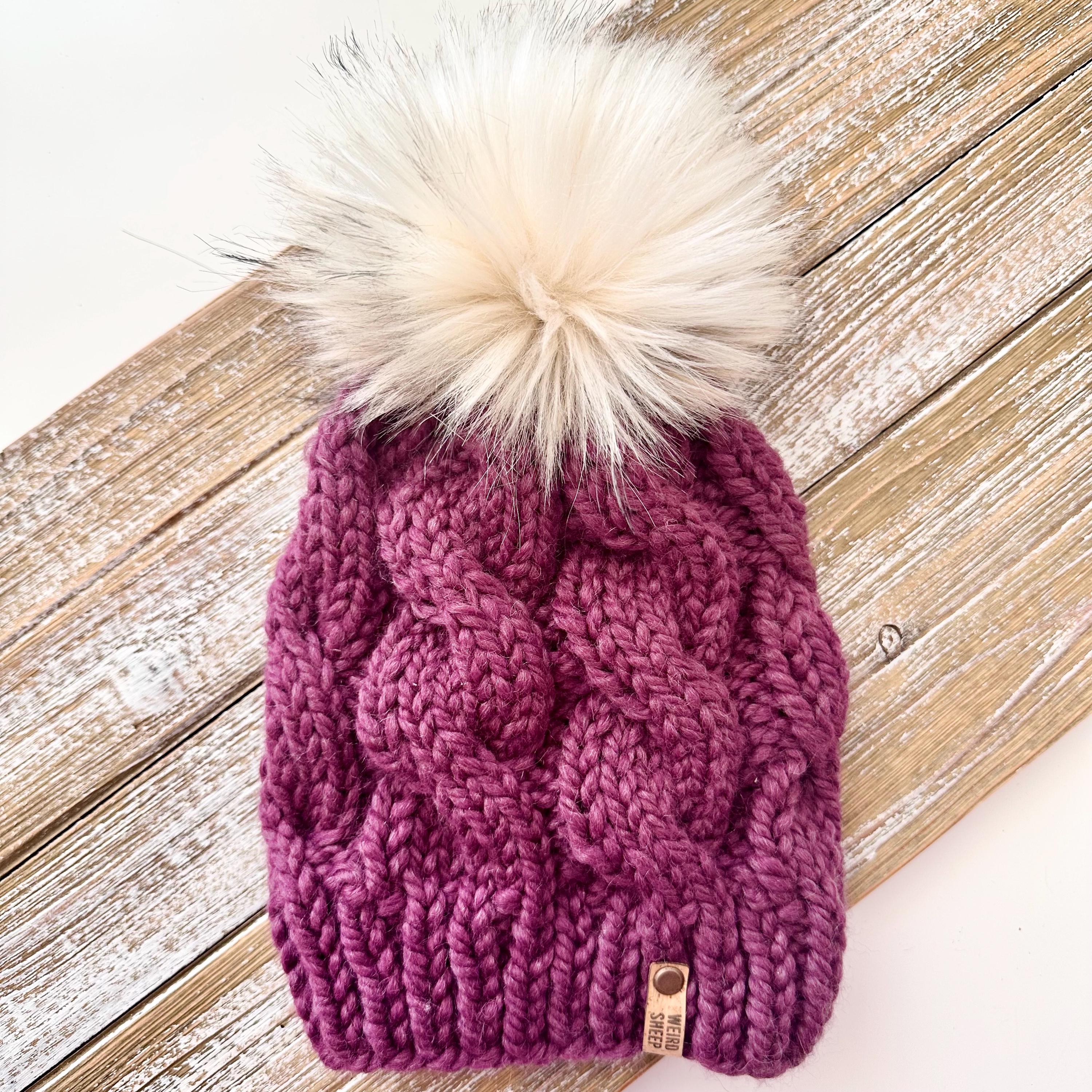 ブラックケーブル編み ニット帽 ポンポン付き（取り外し可） 取り外し