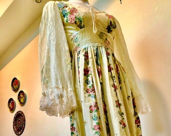 Vintage 1970s GUNNE SAX Maxi Dress--Great Lace Sleeves--RARE--Floral print--7