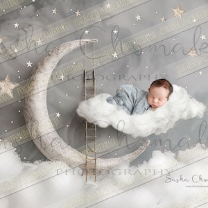 Puede incluir: Un bebé recién nacido durmiendo en una nube blanca, con una luna creciente y una escalera detrás de la nube. El fondo es una superficie gris texturizada con estrellas doradas.