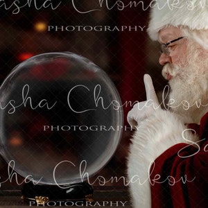 Digitaler Hintergrund Hintergrund Neugeborene Junge oder Mädchen Weihnachten Familie, Sitter Santa Blick auf einen Globus Globen dunkel überrascht