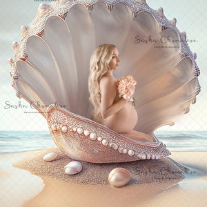 Könnte beinhalten: Eine schwangere Frau sitzt in einer großen, mit Perlen besetzten Muschel an einem Sandstrand. Die Frau hält einen Strauß rosa Blumen. Die Muschel ist geöffnet und die Frau schaut nach rechts. Der Hintergrund ist ein verschwommenes Bild des Ozeans.