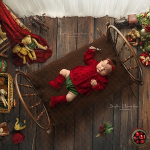 Digitaler Hintergrund mit echten Requisiten gemacht Neugeborene Mädchen Jungen sitzende braune Decke Bett vor dem Fenster Weihnachten