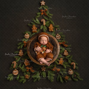 Puede incluir: Un bebé recién nacido con un atuendo de punto marrón está durmiendo en un cuenco de madera rodeado de un árbol de Navidad hecho de ramas de pino y decorado con galletas de jengibre, bastones de caramelo y adornos.