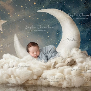 Puede incluir: Un bebé recién nacido duerme plácidamente sobre una nube blanca y esponjosa, acunado en una luna creciente. Un pequeño osito de peluche descansa junto al bebé. Una estrella colgante y un cielo nocturno estrellado completan la escena.