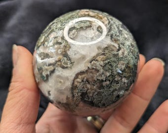 Esfera grande de ágata musgosa: bola de cristal curativa del chakra raíz