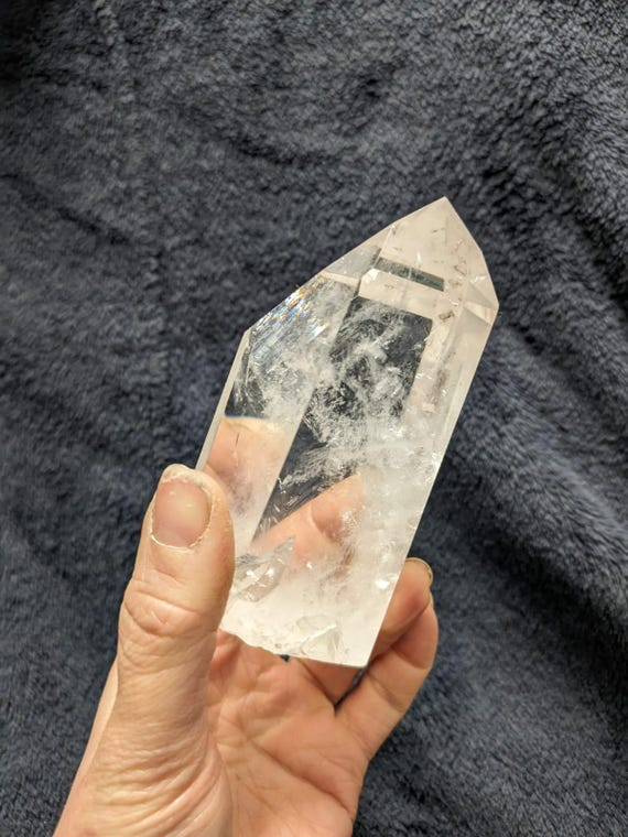 光り輝く透明なクォーツタワー | 明晰さ、調和、精神的な成長のための