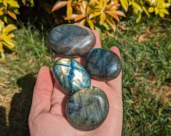 Labradorita de destello azul: cristal de bolsillo para la intuición