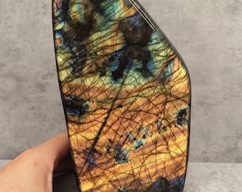 Cristal de labradorita azul brillante: gema de forma irregular.