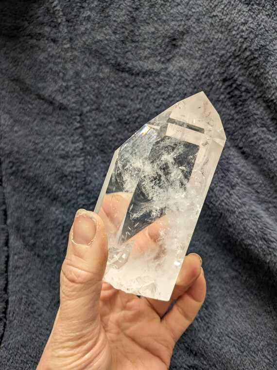 光り輝く透明なクォーツタワー | 明晰さ、調和、精神的な成長のための