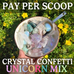 Peut inclure: Un bol rond rempli d'une variété de cristaux polis et bruts dans des tons de bleu, rose, transparent et blanc irisé, accompagné d'une pelle en métal. Le texte PAY PER SCOOP CRYSTAL CONFETTI UNICORN MIX est superposé sur l'image.