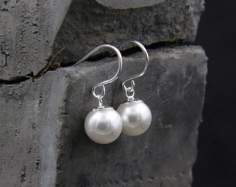 Minimalist pearl earrings