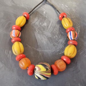 Könnte beinhalten: Ein Set aus drei Keramikbechern mit gesprenkelter, matter Oberfläche. Die Becher sind in Creme-, Hellgrau- und Dunkelgrautönen gehalten. Jeder Becher hat ein schlichtes, minimalistisches Design.