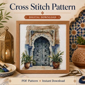 Könnte beinhalten: Ein Kreuzstichmuster als digitaler Download mit einer quadratisch gerahmten Stickerei einer blauen Bogentür mit beigen Steinwänden und grünen Topfpflanzen auf beiden Seiten. Der Text lautet Cross Stitch Pattern, Digital Download und PDF Pattern Instant Download.