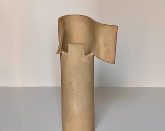 CAMINI #3 - Vaso decorativo in argilla ocra al naturale dalla texture grezza, ceramica artistica in stile contemporaneo