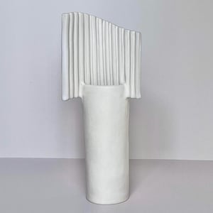 PARAVENTO - Vaso decorativo x fiori secchi in argilla bianca smaltata con finitura opaca, pezzo unico di ceramica artistica fatto a mano immagine 1