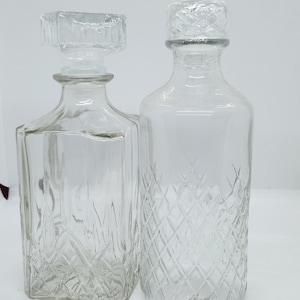 Pre-owned a pair of glass decanters as shown in photos excellent condition