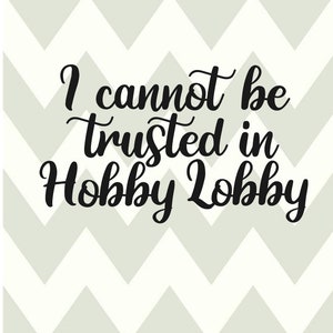 Peut inclure: Un fond à motif chevron blanc et gris avec du texte noir qui dit "Je ne peux pas être digne de confiance chez Hobby Lobby".