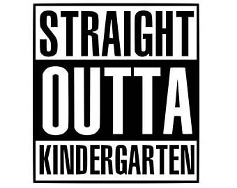 Puede incluir: Gráfico en blanco y negro con el texto "STRAIGHT OUTTA KINDERGARTEN" en una fuente negrita y cuadrada. El texto está dispuesto en tres líneas dentro de un marco rectangular, adecuado para ropa o artículos escolares.
