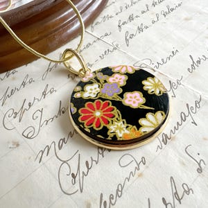 Collana in carta giapponese floreale. Collana lunga cm 45 placcata oro.