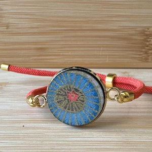 Bracciale in carta chiyogami giapponese con cordino regolabile. Placcato oro 18 k. Braccialetto del buonumore. Colore salmone.