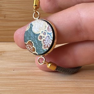 Bracciale in carta chiyogami giapponese con cordino regolabile. Placcato oro 18 k. Braccialetto del buonumore. Colore grigio scuro
